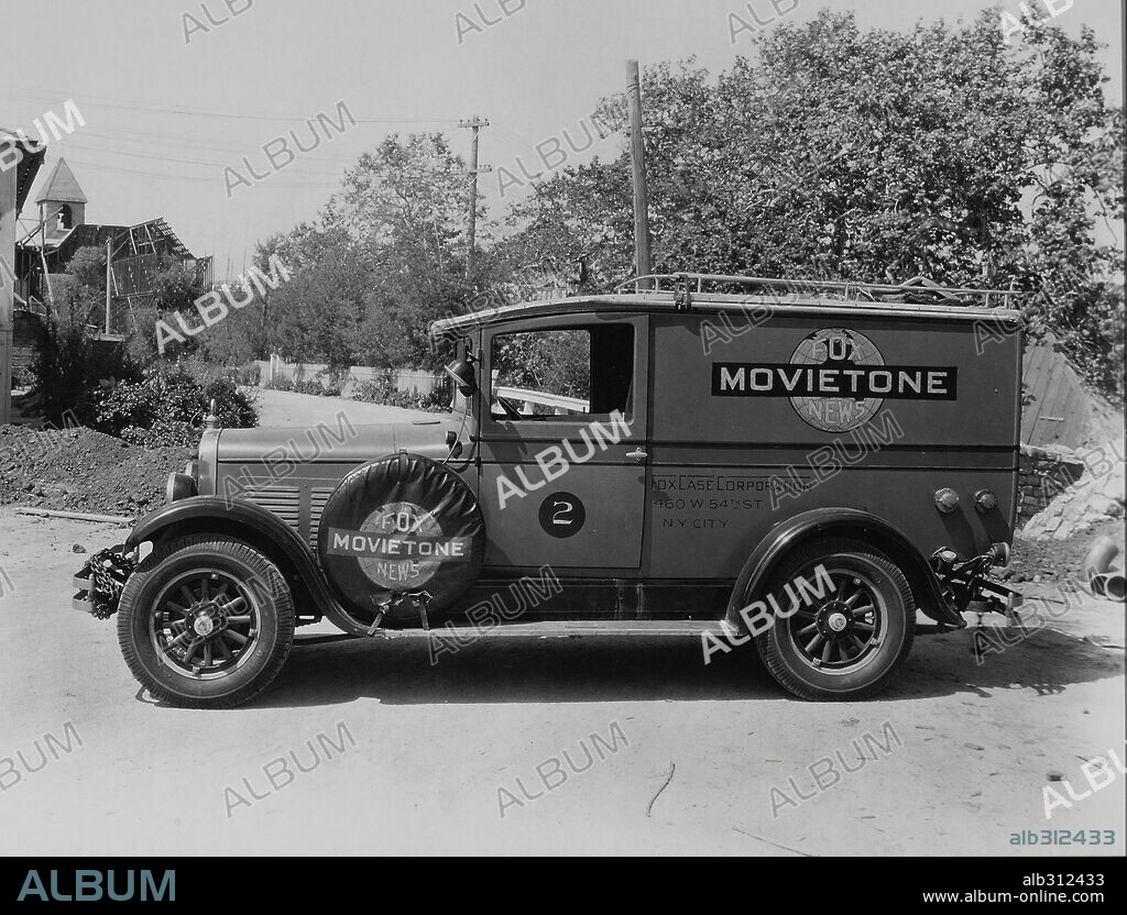 HISTORIA DEL CINE: 20TH CENTURY FOX (FILM HISTORY: TWENTIETH CENTURY FOX STUDIOS). Una camioneta de la productora Fox Movietone News. Esta productora de cine y de noticiarios existió en Estados Unidos desde 1928 hasta 1963 como Fox Movietone News y en Inglaterra desde 1929 hasta 1979 como British Movietone News.