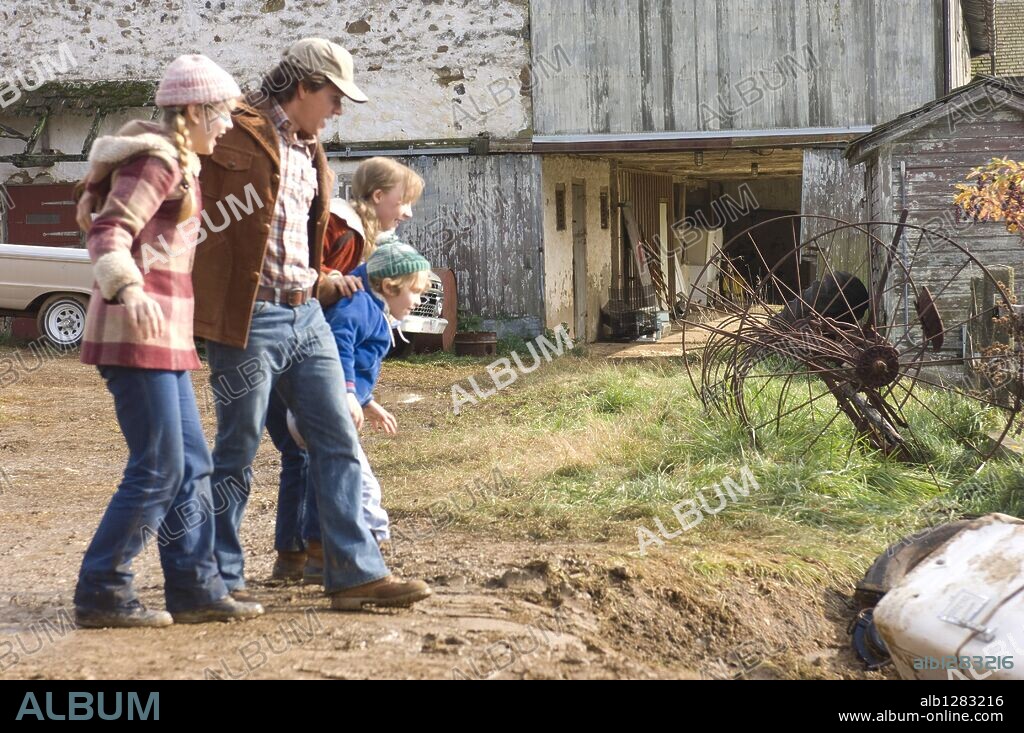 MARK WAHLBERG and SAOIRSE RONAN in THE LOVELY BONES, 2009, directed by PETER JACKSON. Copyright WINGNUT FILMS.