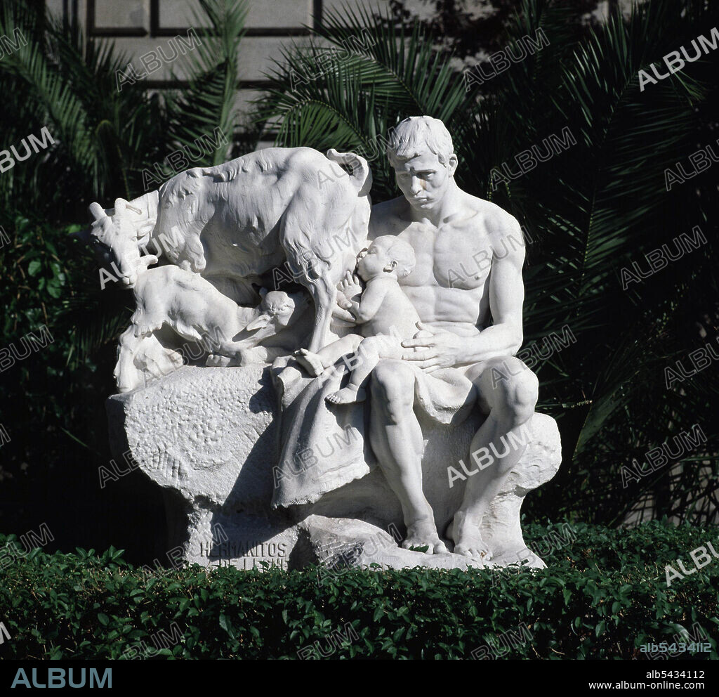 ANICETO MARINAS. ESCULTOR ESPAÑOL 1866-1953. " HERMANITOS DE LECHE " MARMOL. BIBLIOTECA NACIONAL. MADRID. ATENCION: AUTOR CONTEMPORANEO SUJETO A COPYRIGHT ©. EL CLIENTE FINAL ES RESPONSABLE DE LA GESTION DE LOS DERECHOS DE AUTOR CON LAS SOCIEDADES EXISTENTES DE GESTION DE DERECHOS O DIRECTAMENTE CON LOS ORGANISMOS TITULARES DE LOS MISMOS.