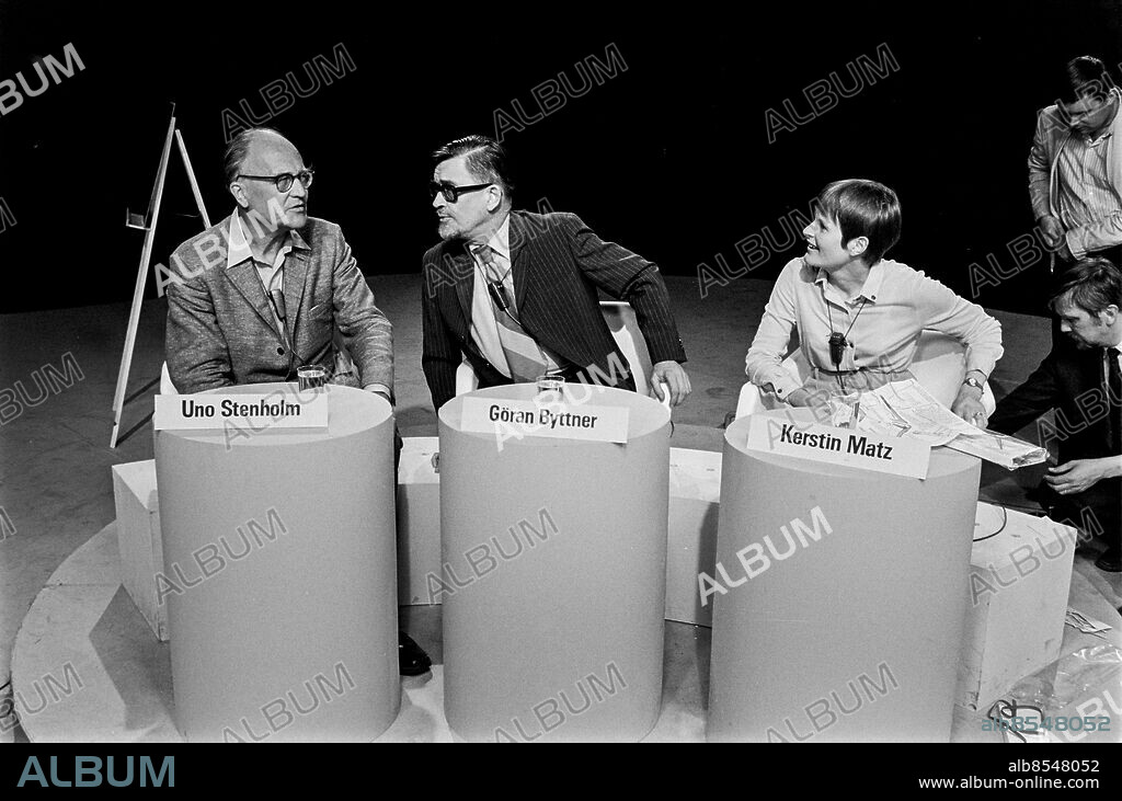 1970-06-05.. VET DU VAD DU VET?. Frågesport i TV.. Sänt första gången 1970-06-26.. Här ses panelen i det första programmet, från vänster journalisterna Uno Stenholm, Göran Byttner och Kerstin Matz.. Foto: Bo-Aje Mellin / RiR / SVT / Kod: 5600. Bild och reportage publ. i RiR 26/70 sid. 55.. RiR 19864 sv/v.