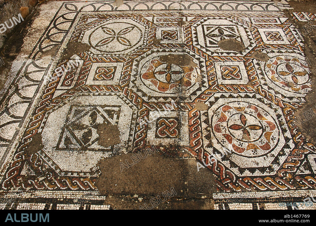 ARTE ROMANO. PORTUGAL. VILLA ROMANA DE PISOES. Habitada entre los siglos I y IV. Detalle del MOSAICO policromático decorado con motivos geométricos. Finca de Almagraça. Alrededores de Beja. El Alentejo.