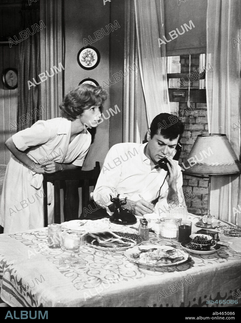 DEBBIE REYNOLDS y TONY CURTIS en PERDIDOS EN LA GRAN CIUDAD, 1960 (THE RAT RACE), dirigida por ROBERT MULLIGAN. Copyright PARAMOUNT/ PERLBERG-SEATON PROD.