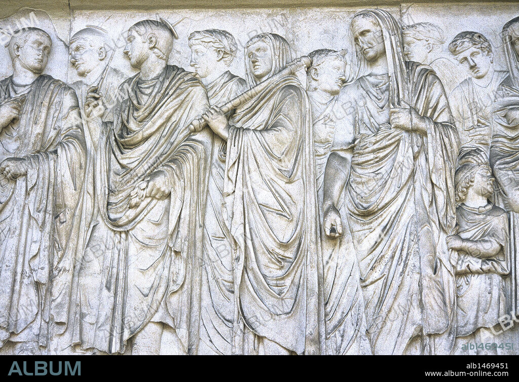 ARTE ROMANO. ITALIA. ARA PACIS AUGUSTAE. Altar erigido por Augusto para conmemorar el final de las luchas, dedicado a la diosa de la paz. Detalle del friso donde aparece el emperador como "PONTIFEX MAXIMUS", junto a su familia. Campo de Marte. Roma.