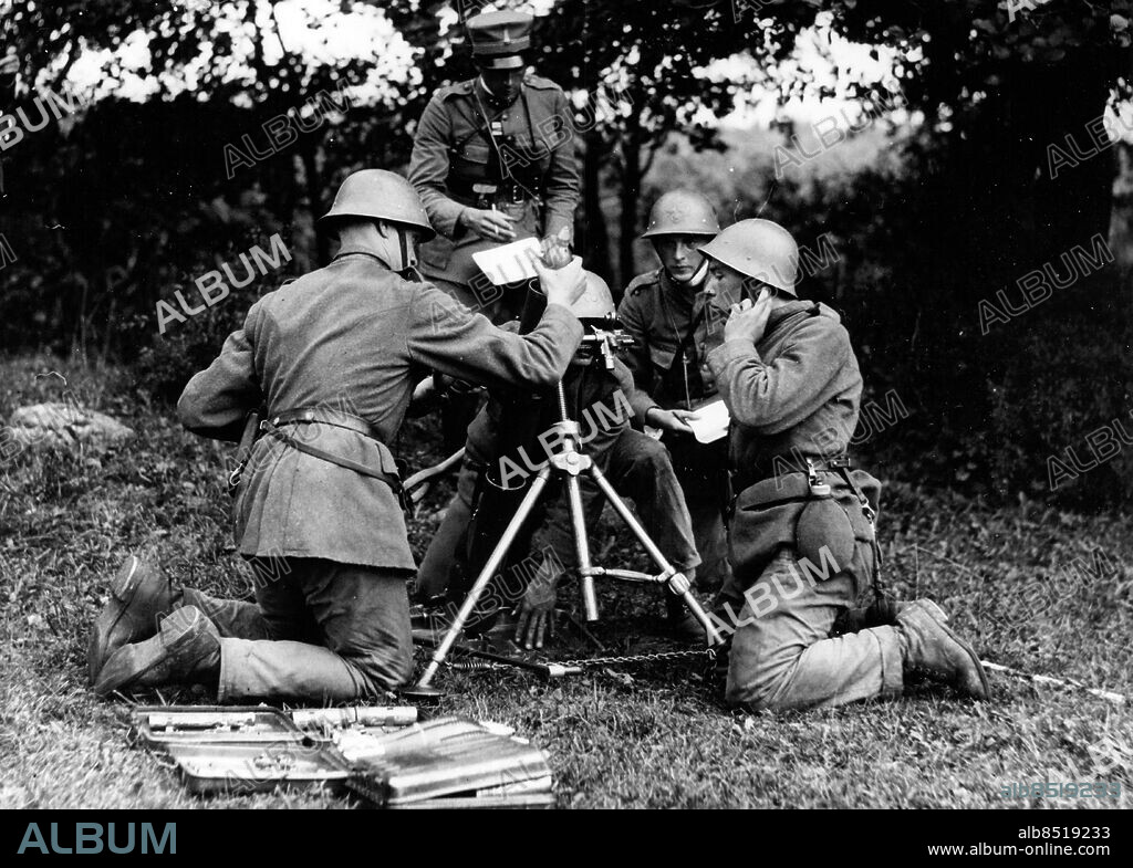Rosersberg 1939-08-25. Granatkastare under eldgivning vid fältskjutnig på Rosersberg. Foto: SvD / TT / kod 12014.