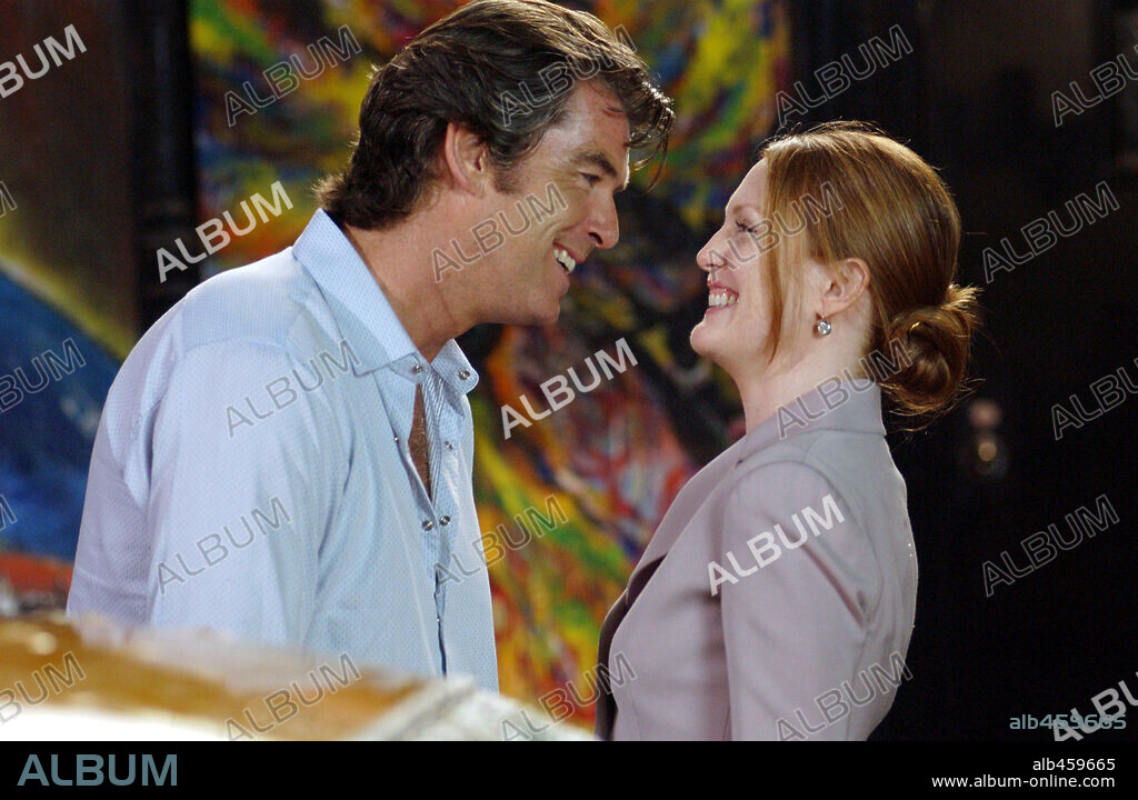 JULIANNE MOORE and PIERCE BROSNAN in LAWS OF ATTRACTION, 2004, directed by PETER HOWITT. Copyright NEW LINE CINEMA / WETCHER, BARRY.
