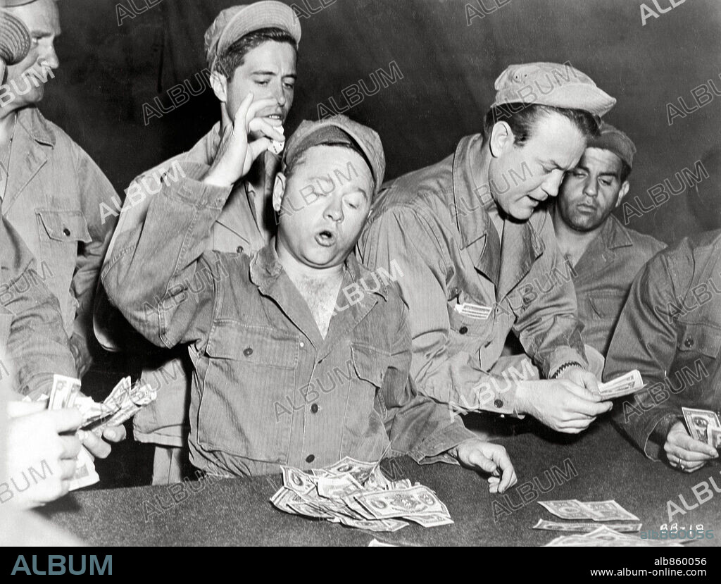 MICKEY ROONEY en AMANECER SANGRIENTO, 1956 (THE BOLD AND THE BRAVE), dirigida por LEWIS R. FOSTER. Copyright RKO RADIO PICTURES.