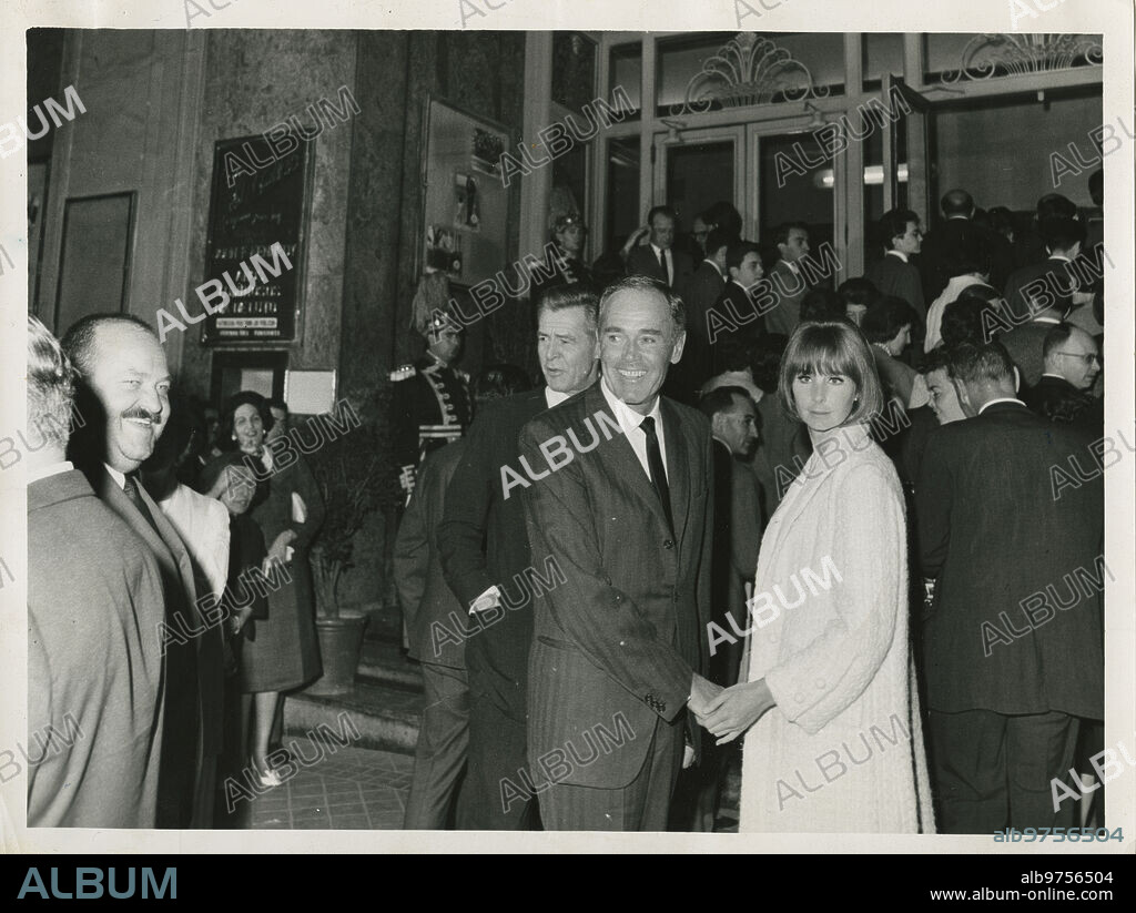 Madrid, junio de 1965. Henry Fonda, su mujer Shirlee Maye Adams y Robert Ryan en la puerta del cine Callao, en el pre estreno del documental sobre John F. Kennedy «Años luminosos, días de luto».