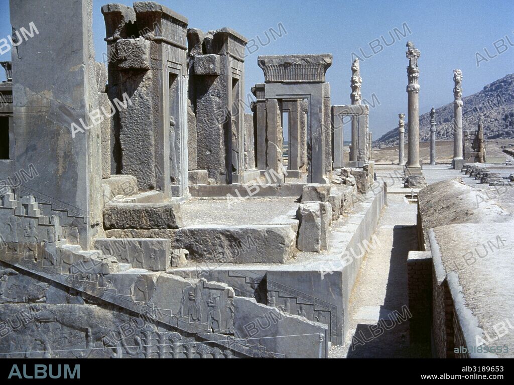 PERSEPOLIS (TAKHT-E-JAMSHID). Ciudad palaciega mandada construir por el rey Dario I en el 518 a. C. Ruinas del PALACIO DE DARIO I, también conocido por PALACIO DE TACHARA (Palacio de Invierno), situado al sudoeste de la Apadana. EPOCA DE DARIO I (522-486 a. C.). República Islámica de Irán.