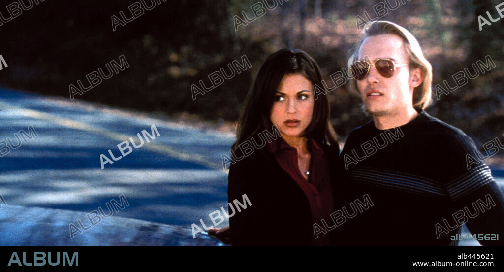 CERINA VINCENT y JOEY KERN en CABIN FEVER, 2002 (CAVIN FEVER), dirigida por ELI ROTH. Copyright LIONS GATE FILMS.