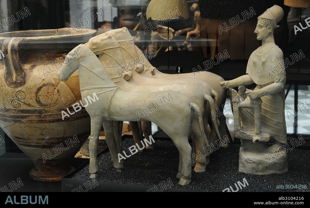 Atenea montada en un carro tirado por cuatro caballos. Hacia 510-460 a. C. Terracota. Procedente de Mersinaki, Chipre. Museo del Mediterráneo y Antigüedades del Oriente Próximo (Museum of Mediterranean and Near Eastern Antiquities). Estocolmo. Suecia.