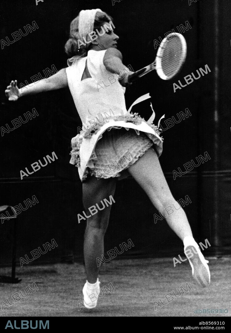 ARKIV 1955. Lea Pericoli, italiensk mästarinna i tennis, uppmärksammades, inte minst i Wimbledon, för sin klädstil.. Foto: Pressens Bild Kod: 190. SCANPIX SWEDEN.