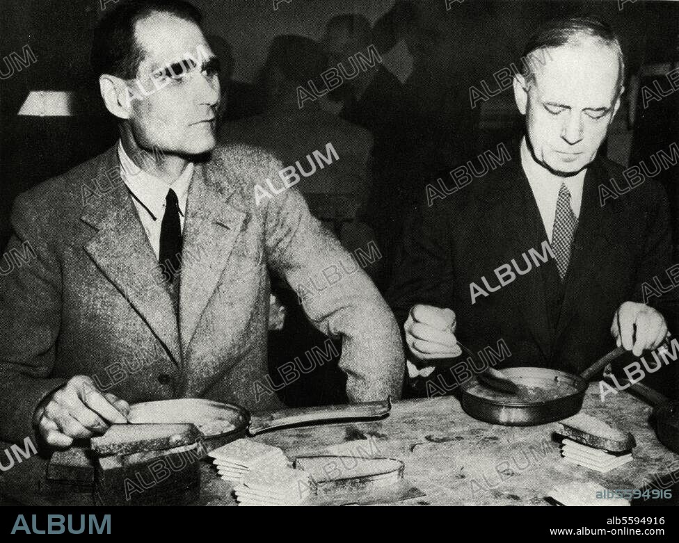 Heß, Rudolf Politiker (NSDAP). 1894-1987. Heß während der Nürnberger Kriegsverbrecherprozesse: Beim Essen neben dem ehem. Reichsaußenminister Joachim von Ribbentrop. Foto, 1946.
