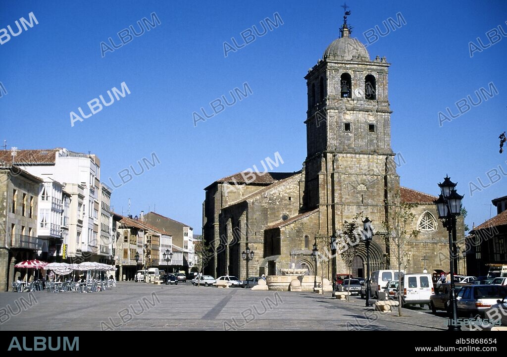 Aguilar de Campoo, Iglesia de San Miguel en la Plaza España.