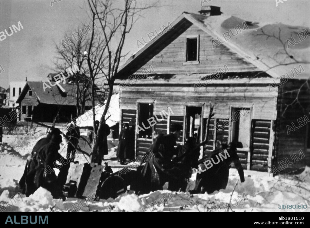 SEGUNDA GUERRA MUNDIAL (1939-1945) - División azul. Transporte de un cañón de infanteria en un pueblo ocupado. Año 1942.