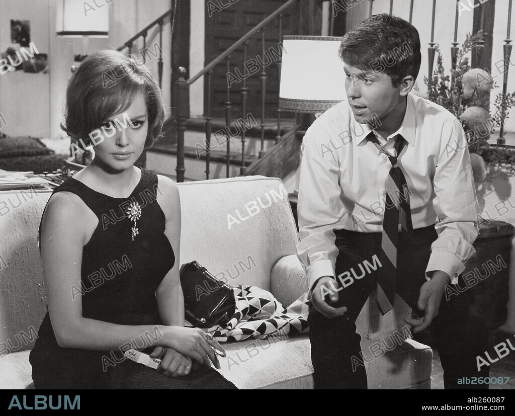 MARIA JOSE ALFONSO y RAPHAEL (CANTANTE) en CUANDO TU NO ESTAS, 1966, dirigida por MARIO CAMUS. Copyright FILMAYER.