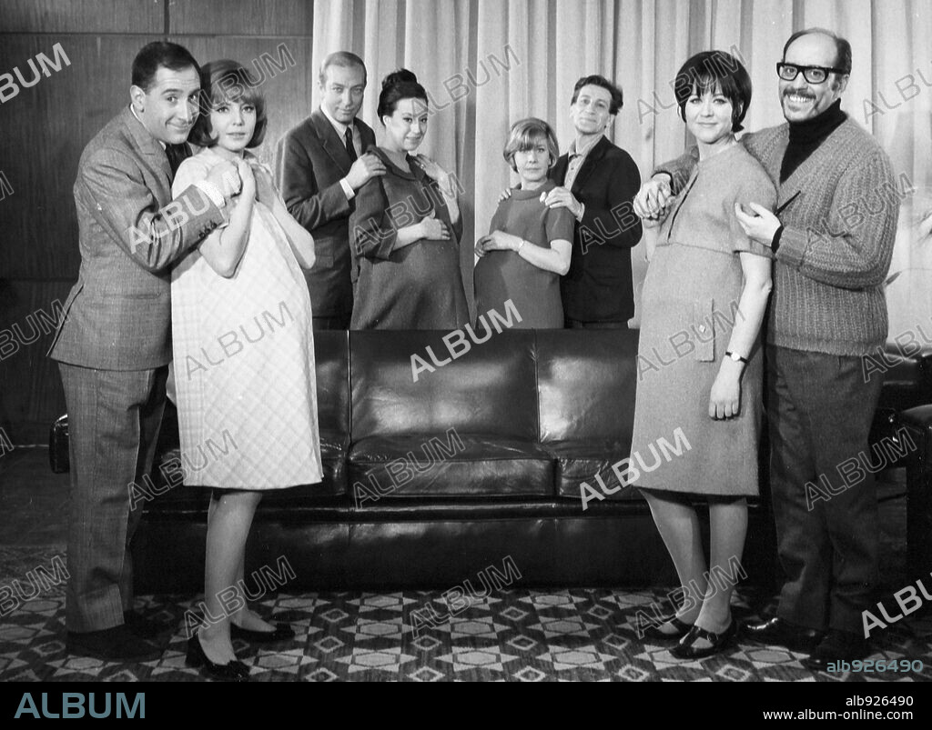 ALFREDO LANDA, FERNANDO FERNAN GOMEZ, GRACITA MORALES, JULIETA SERRANO and MARIA JOSE ALFONSO in CRONICA DE NUEVE MESES, 1967, directed by MARIANO OZORES. Copyright ITALIAN INTERNATIONAL FILM.