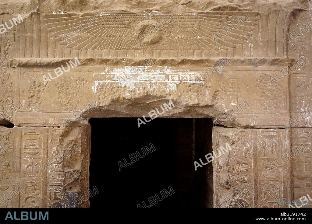 El Templo de Edfu está ubicado en la ciudad de Edfu (Egipto), que durante el periodo grecorromano fue conocida como Apolinópolis Magna, dedicada al dios de los dioses, Horus-Apolo.