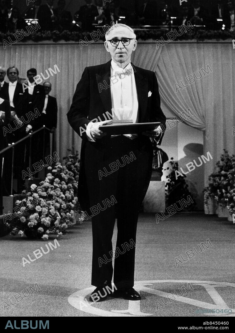 Sweden Nobel 1982. Chemistry laureate, lithuania-born Aaron Klug has received his prize from the hands of his majesty king Carl XVI Gustaf of Sweden. Foto: TT Kod: 194 COPYRIGHT SCANPIX SWEDEN.