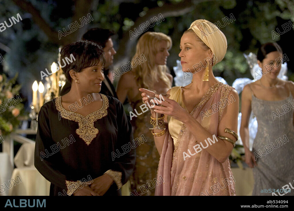 JANE FONDA and WANDA SYKES in MONSTER-IN-LAW, 2005, directed by ROBERT LUKETIC. Copyright NEW LINE CINEMA / MOSELEY, MELISSA.
