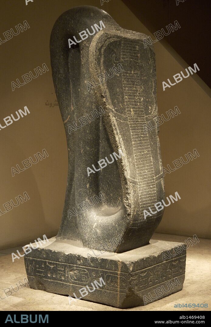 ARTE EGIPCIO. EGIPTO. ESCULTURA con la representación de una COBRA DE AMON-RA. Reinado de los faraones nubios. Dinastía XXV. IMPERIO BAJO. Museo de Luxor.