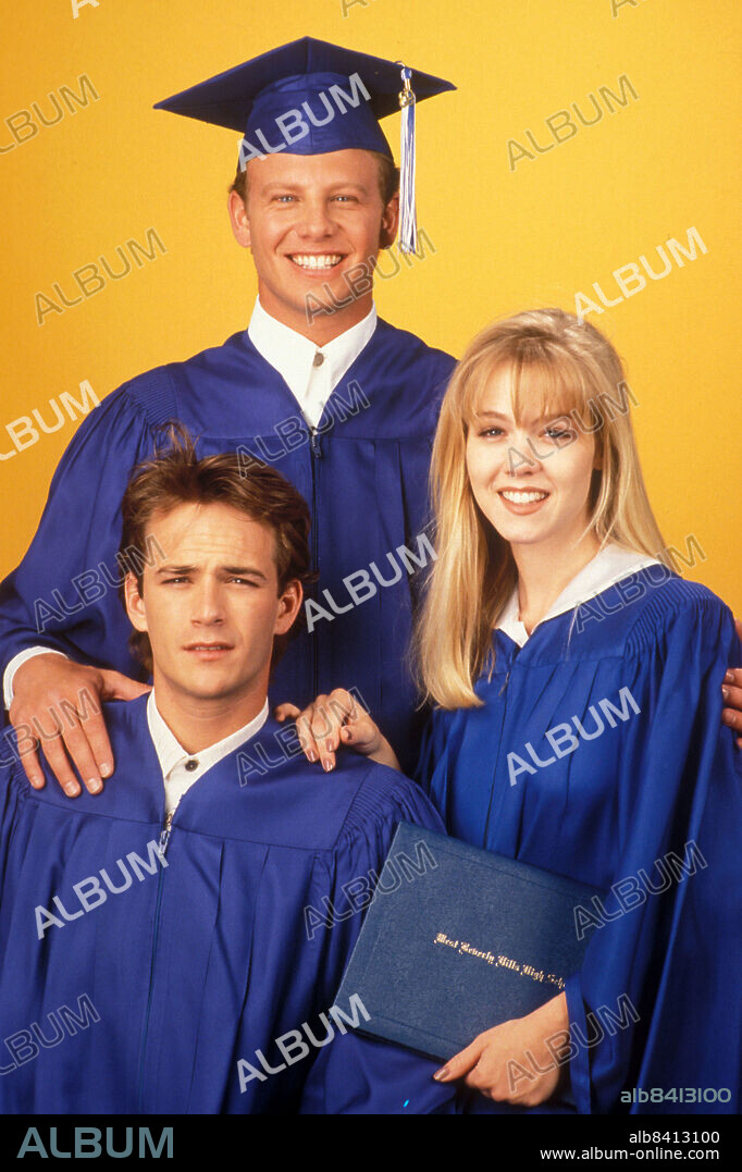 IAN ZIERING, JENNIE GARTH and LUKE PERRY in BEVERLY HILLS,90210, 1990, directed by DANIEL ATTIAS, DAVID SEMEL, JASON PRIESTLEY and MICHAEL LANGE. Copyright Spelling Television / 90210 Productions.