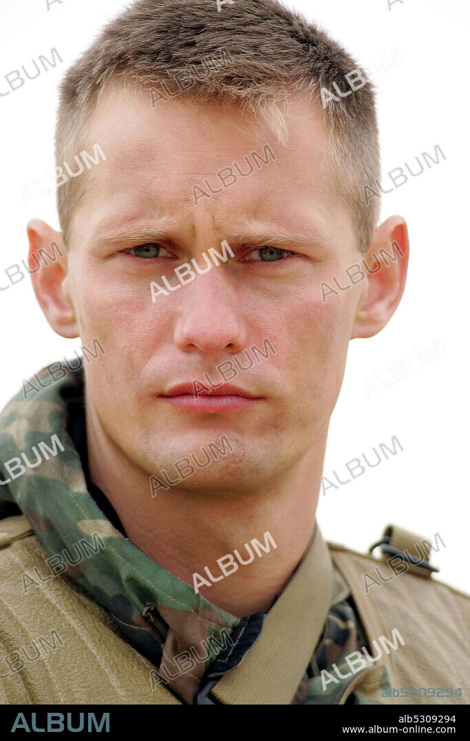 ALEXANDER SKARSGARD en GENERATION KILL-TV, 2008, dirigida por SIMON CELLAN JONES. Copyright HBO.
