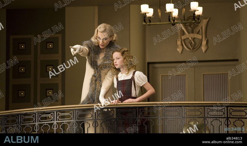 DAKOTA BLUE RICHARDS and NICOLE KIDMAN in THE GOLDEN COMPASS, 2007, directed by CHRIS WEITZ. Copyright NEW LINE CINEMA/SCHOLASTIC PRODUCTIONS/DEPTH OF FIELD/INGENI.