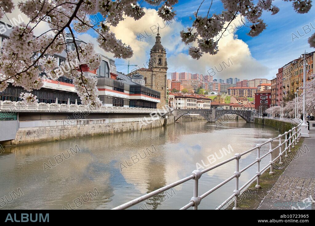 Ria del Nervion, Erribera Merkatua o Mercado de La Ribera, Iglesia y Puente de San Anton, Casco Viejo, Bilbao, Bizkaia, Basque Country, Spain, Europe.