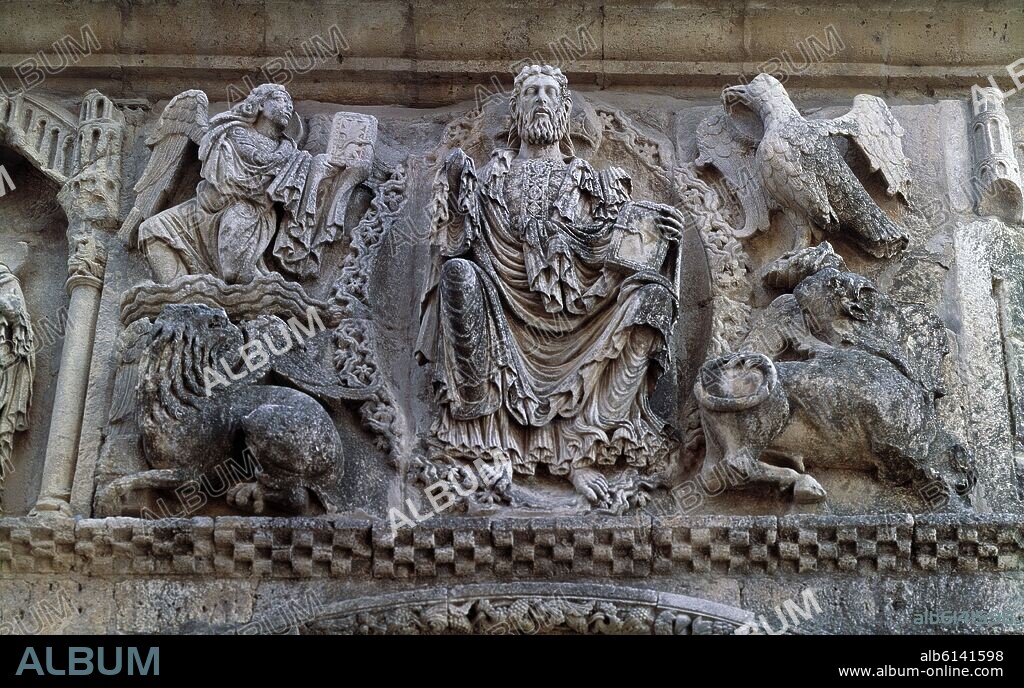 EXTERIOR-FRISO SIGLO XII (1175-1180)-DETALLE DEL  PANTOCRATOR Y SIMBOLOS DE LOS EVANGELISTAS.