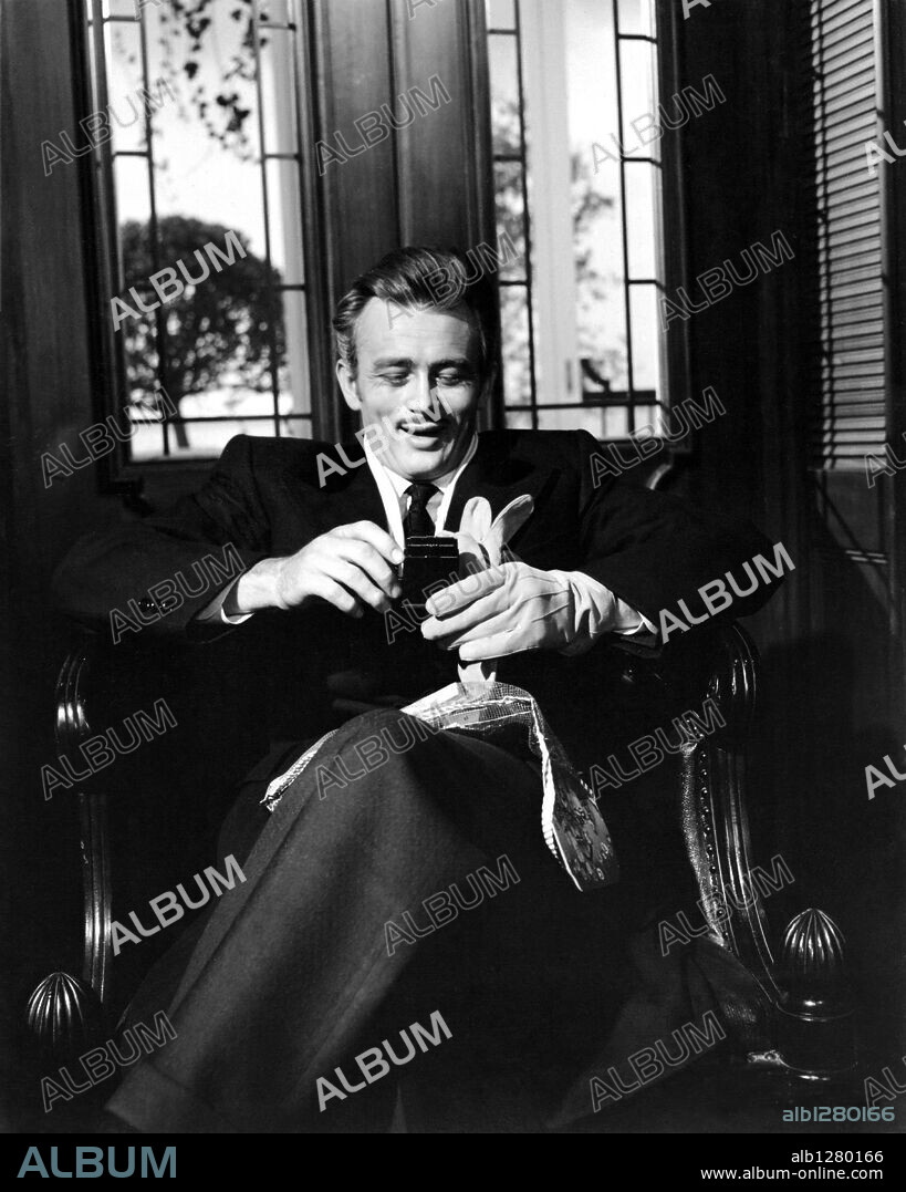 JAMES DEAN in GIANT, 1956, directed by GEORGE STEVENS. Copyright WARNER BROTHERS.