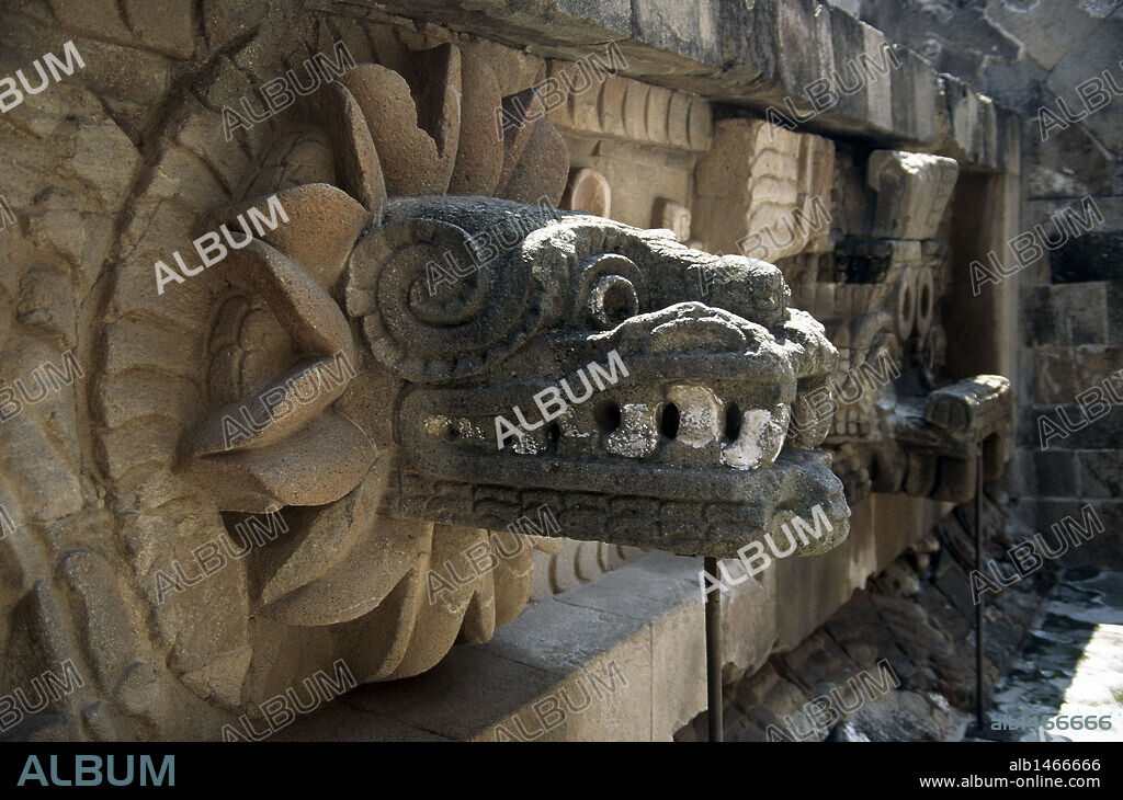 ARTE PRECOLOMBINO. MEXICO. PIRAMIDE DE QUETZALCOATL. Detalle de la serpiente emplumada que representa al dios azteca del viento QUETZALCOATL. Corresponde a la parte de la pirámide de estilo tolteca. Teotihuacán.
