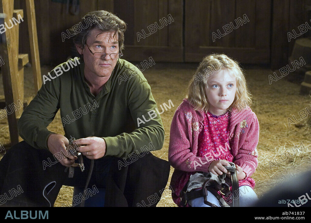 DAKOTA FANNING and KURT RUSSELL in DREAMER: INSPIRED BY A TRUE STORY, 2005, directed by JOHN GATINS. Copyright DREAMWORKS PICTURES / LEDERER, JOE.