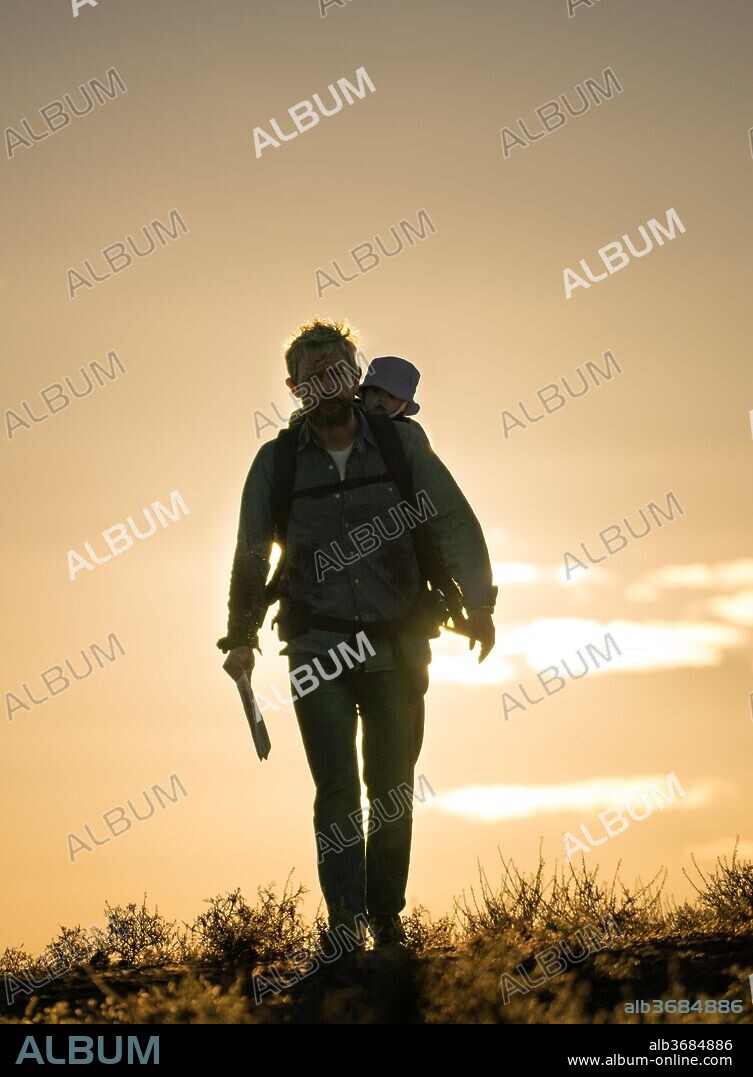 MARTIN FREEMAN in CARGO, 2017, directed by BEN HOWLING and YOLANDA RAMKE. Copyright CAUSEWAY FILMS.