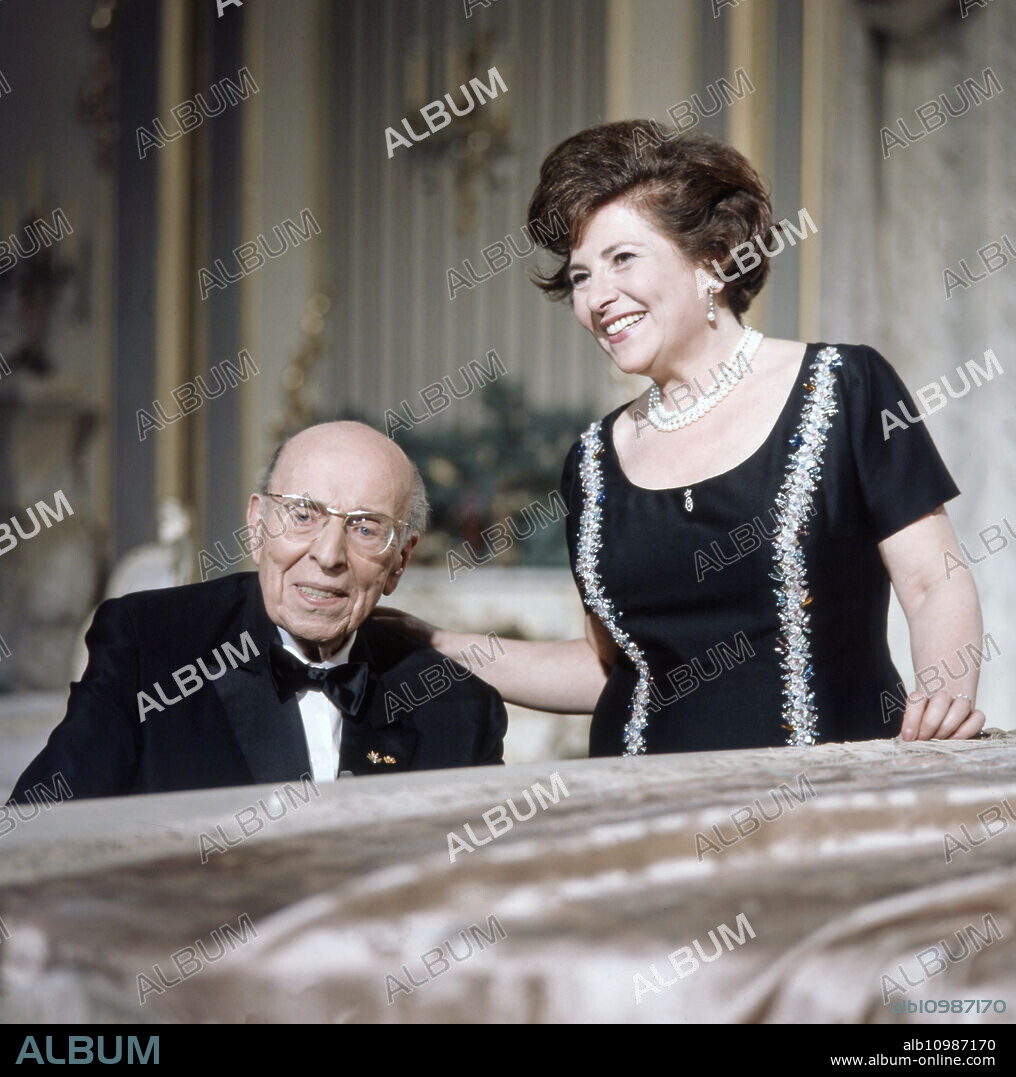 The Austrian composer and conductor Robert Stolz and his wife Einzi are guests on the Christmas programme of "Anneliese Rothenberger gibt sich die Ehre", Germany 1971.