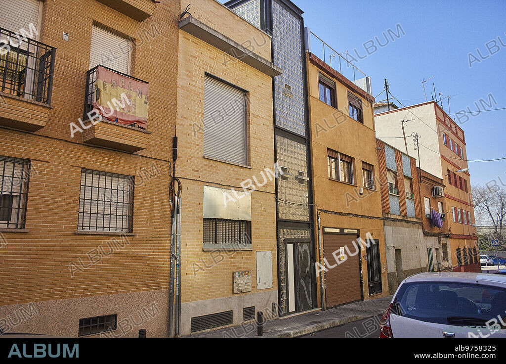 Madrid, 02/05/2019. San Diego neighborhood, Puente de Vallecas District. Madrid. The neighborhood with a working-class character and with immigration is degraded, especially in the vicinity of Monte Igueldo Avenue, where there are more and more closed commercial establishments, drugs are sold and there is a certain degree of prostitution. Calle Emilio Raboso, 23, where drugs are still being sold. ARCHDC. Photo: ©Guillermo Navarro.