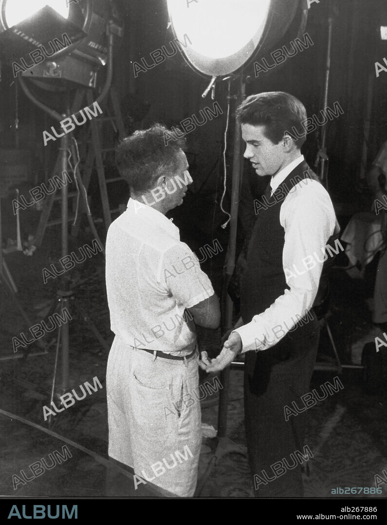 ELIA KAZAN and WARREN BEATTY in SPLENDOR IN THE GRASS, 1961, directed by ELIA KAZAN. Copyright WARNER BROTHERS.