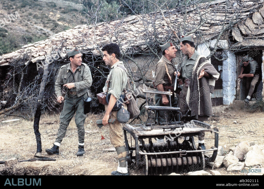 ALFREDO LANDA, GUILLERMO MONTESINOS y JOSE SACRISTAN en LA VAQUILLA, 1985, dirigida por LUIS GARCIA BERLANGA. Copyright IN-CINE, S.A.