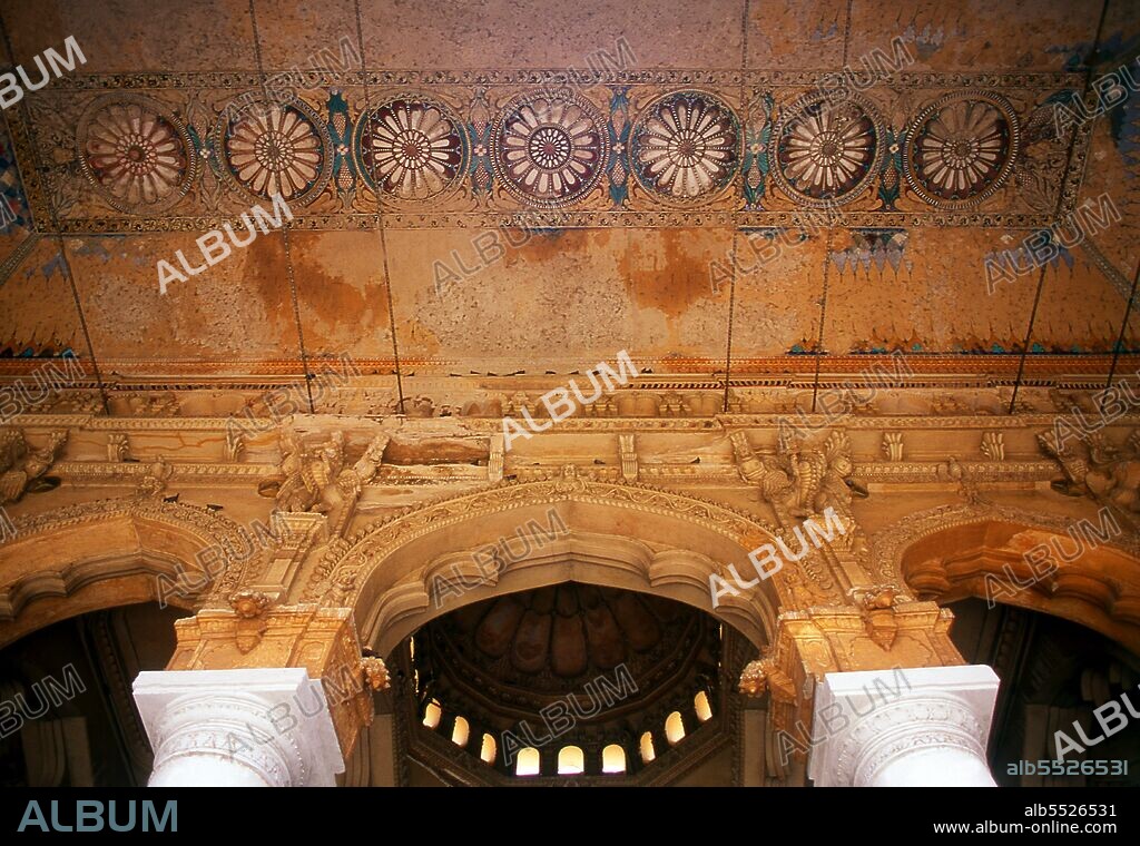 The Thirumalai Nayak Palace was built by King Thirumalai Nayak in 1636 CE and is a classic fusion of Dravidian and Islamic styles.