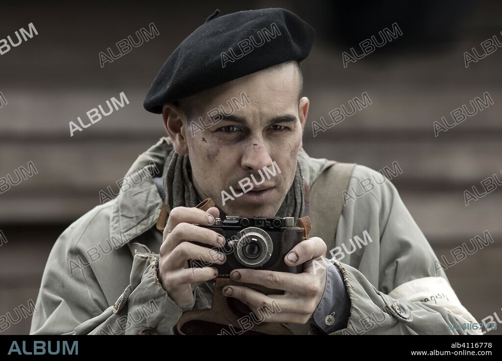 MARIO CASAS en EL FOTOGRAFO DE MAUTHAUSEN, 2018, dirigida por MAR TARRAGONA. Copyright Televisión Española (TVE) / FilmTeam / Rodar y Rodar.
