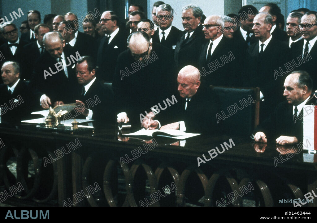 Treaty of Warsaw (December 7, 1970). Between Federal Republic of Germany an People's Republic of Poland. German Chancellor Billy Brandt and Polish Prime Minister Jozef Cyrankiewicz signing the Treaty at the Presidential Palace. Warsaw. Poland.