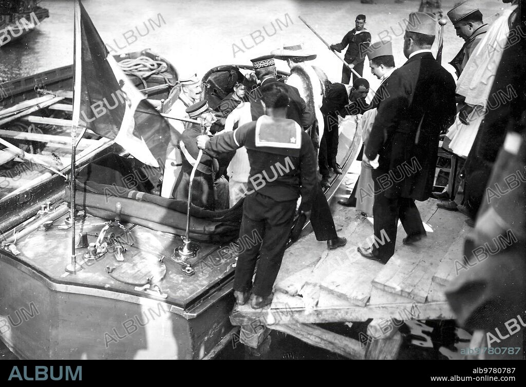 Mayo 1914. La rebelión en Albania. Los Monarcas Albaneses Embarcando en una lancha de vapor para Dirigirse al crucero Italiano "Misurata", Dónde se Refugiaron. Foto: Lamp -fecha Aproximada.