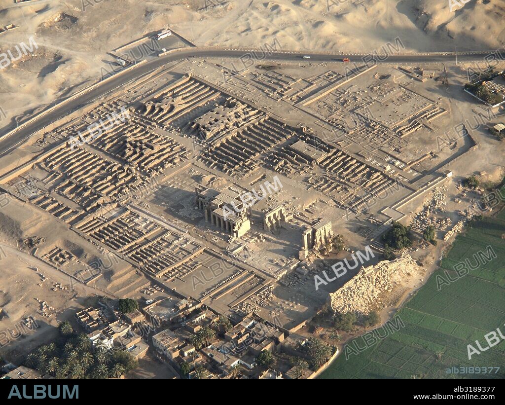Egipto. Ramesseum. Nombre dado al templo funerario ordenado erigir por Ramsés II, y situado en la necrópolis de Tebas, en la ribera occidental del río Nilo, frente a la ciudad de Luxor.
