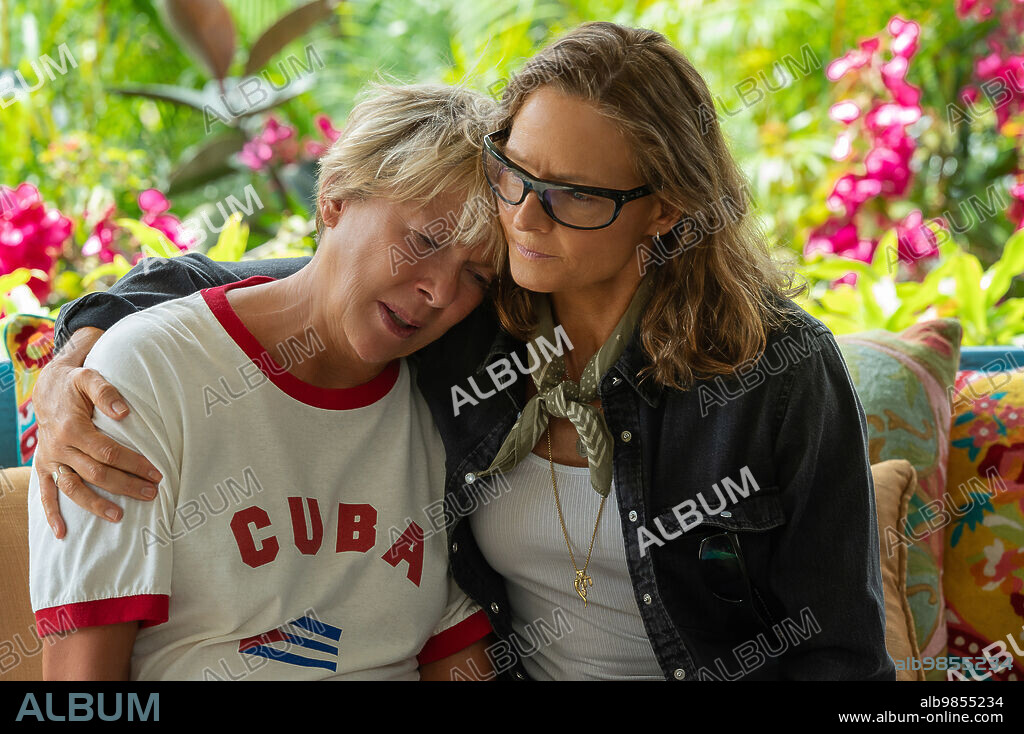 ANNETTE BENING and JODIE FOSTER in NYAD, 2023, directed by ELIZABETH CHAI VASARHELYI and JIMMY CHIN. Copyright Black Bear Pictures/Mad Chance.