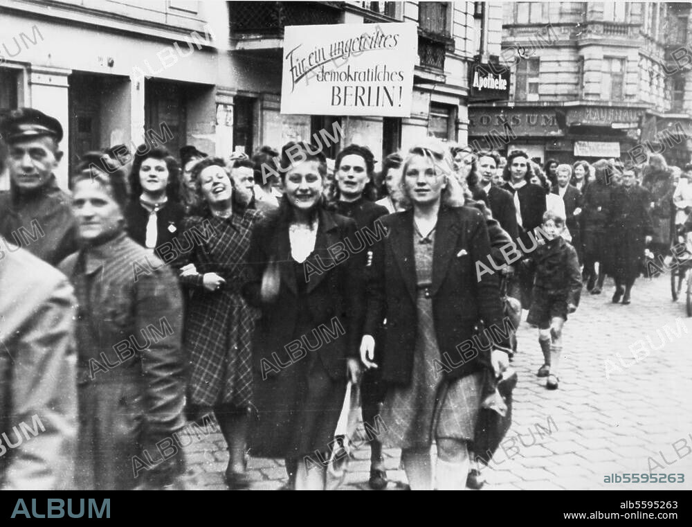 East Berlin / 23 May - 13 June 1948. Petition for a referendum for "Unity and just Freedom" - SED campaign.- Demonstration in East Berlin for a referendum on "The Unity of Berlin -The Unity of Germany!" - Photo, around May 1948.