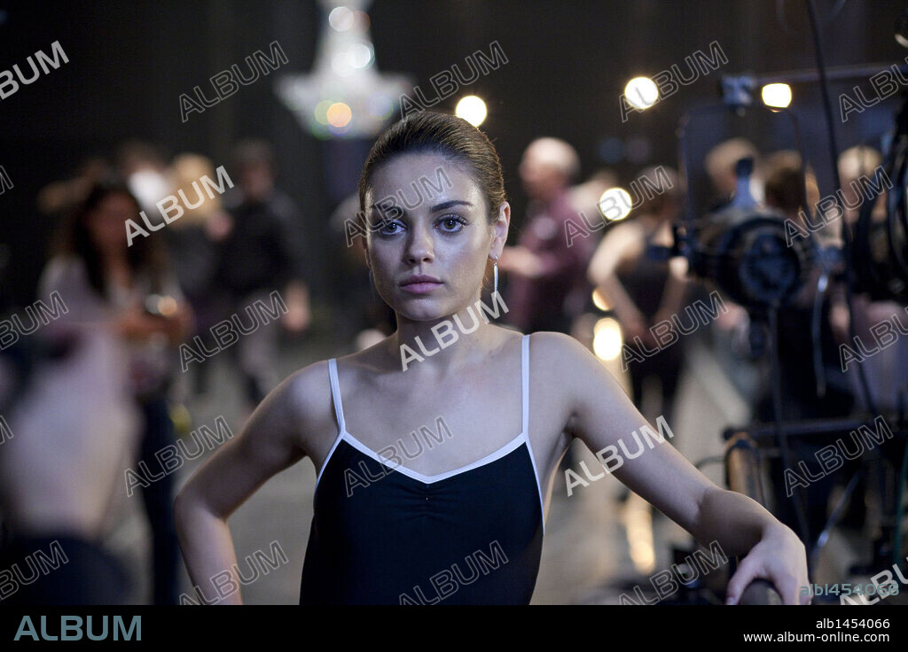 MILA KUNIS en CISNE NEGRO, 2010 (BLACK SWAN), dirigida por DARREN ARONOFSKY. Copyright FOX SEARCHLIGHT PICTURES.