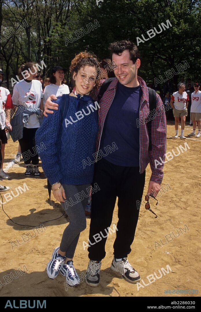 MATTHEW BRODERICK and SARAH JESSICA PARKER. MATTHEW BRODERICK with Sarah Jessica Parker.First Ball 1996 Broadway Softball Season at Central Park New York 1996.k4845ww. 26/03/2014