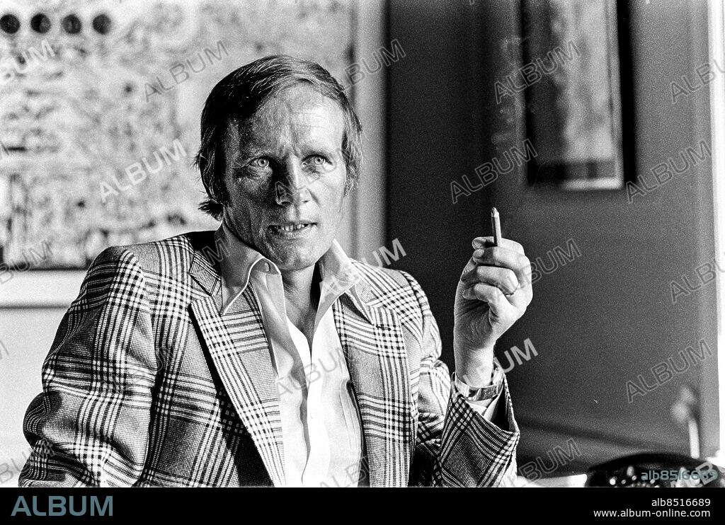 1971.. Henning Sjöström, advokat.. Foto: Ulf Stråhle / RiR / SVT / Kod: 5600. Bild och reportage publ. i RiR 36/71 sid. 12-13 inför TV-programmet Karriären framför allt. Engelsk serie om en ärelysten ung advokat.. RiR 20229 sv/v neg.