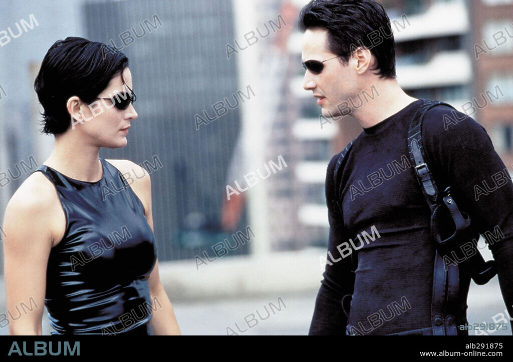 CARRIE-ANNE MOSS and KEANU REEVES in THE MATRIX, 1999, directed by ANDY WACHOWSKI and LARRY WACHOWSKI. Copyright ROADSHOW FILM LIMITED / BOLAND, JASIN.
