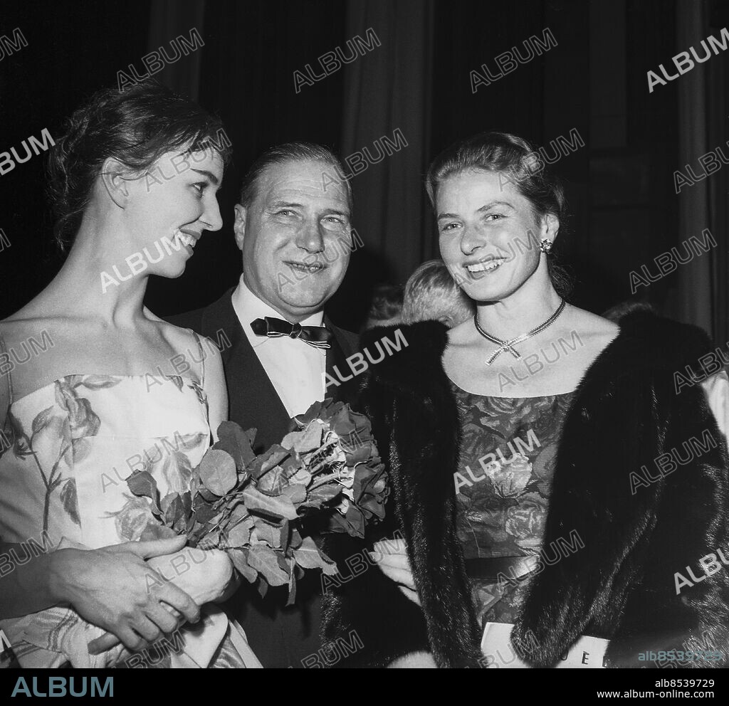 PARIS 1959-04-01. Svenskt balettgästspel i Paris på Theatre des Nations. Balettdansösen Mariane Orlando och skådespelerskan Ingrid Bergman tillsammans med svenska ambassadören Ragnar Kumlin efter premiären. Foto: TT Historical / Kod 1902.