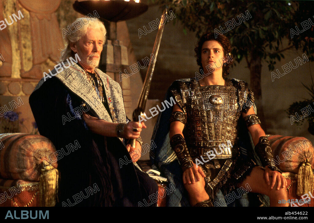 ORLANDO BLOOM and PETER O'TOOLE in TROY, 2004, directed by WOLFGANG PETERSEN. Copyright WARNER BROS.
